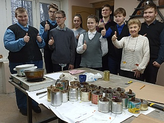 Учащиеся Лесобиржской школы - интерната совместно с членами ивангородского клуба "Оптимист" приняли участие в мастер-классе по изготовлению блиндажных свечей
